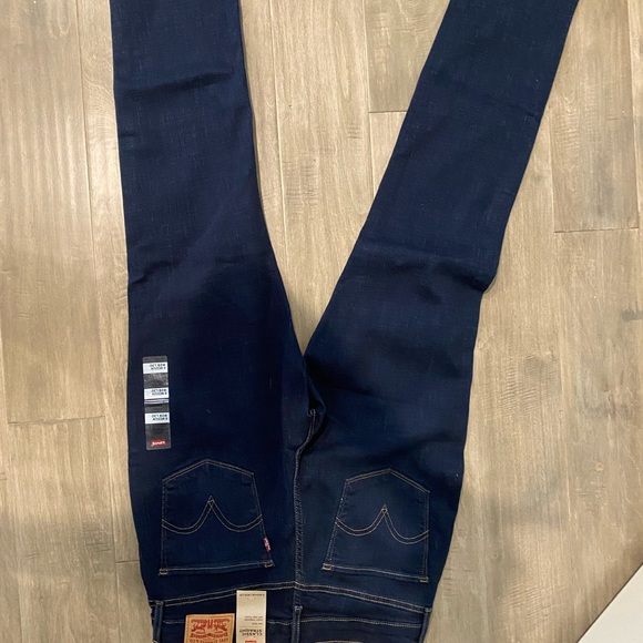 Levi women’s jeans - Picture 3 of 3
